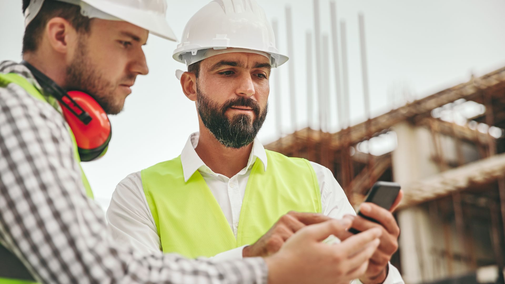 Benefits of using subcontractor scheduling software with a mobile app